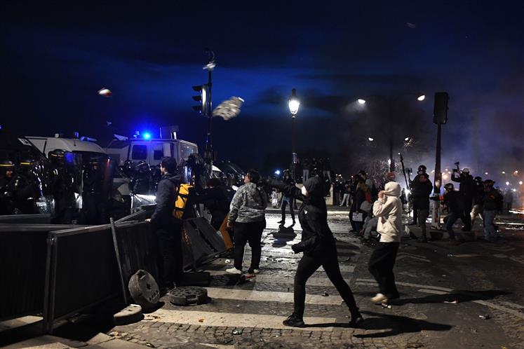 Casi un millar de arrestos tras otra noche de violencia en Francia París. Prensa Latina