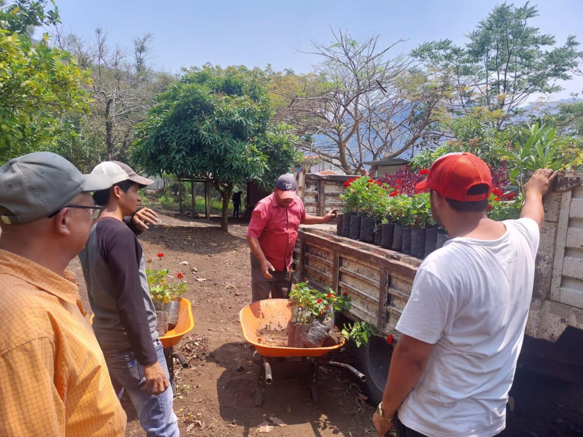 Entregan bonos forestales a productores en Jinotega Managua. Radio La Primerísima