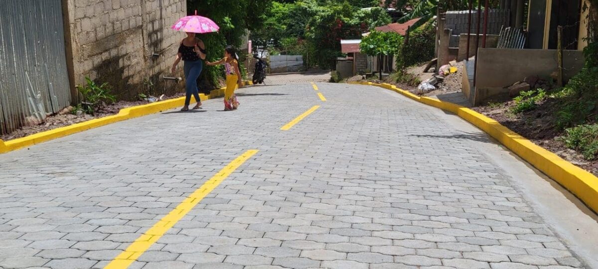 Inauguran calles adoquinadas en barrio Edwin Barahona de Wiwilí Managua. Radio La Primerísima