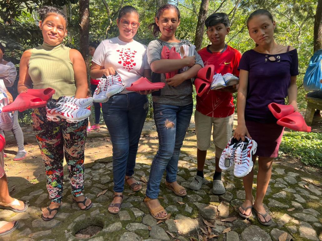 Entregan obsequios a jóvenes de San José de Bocay Radio La Primerisima