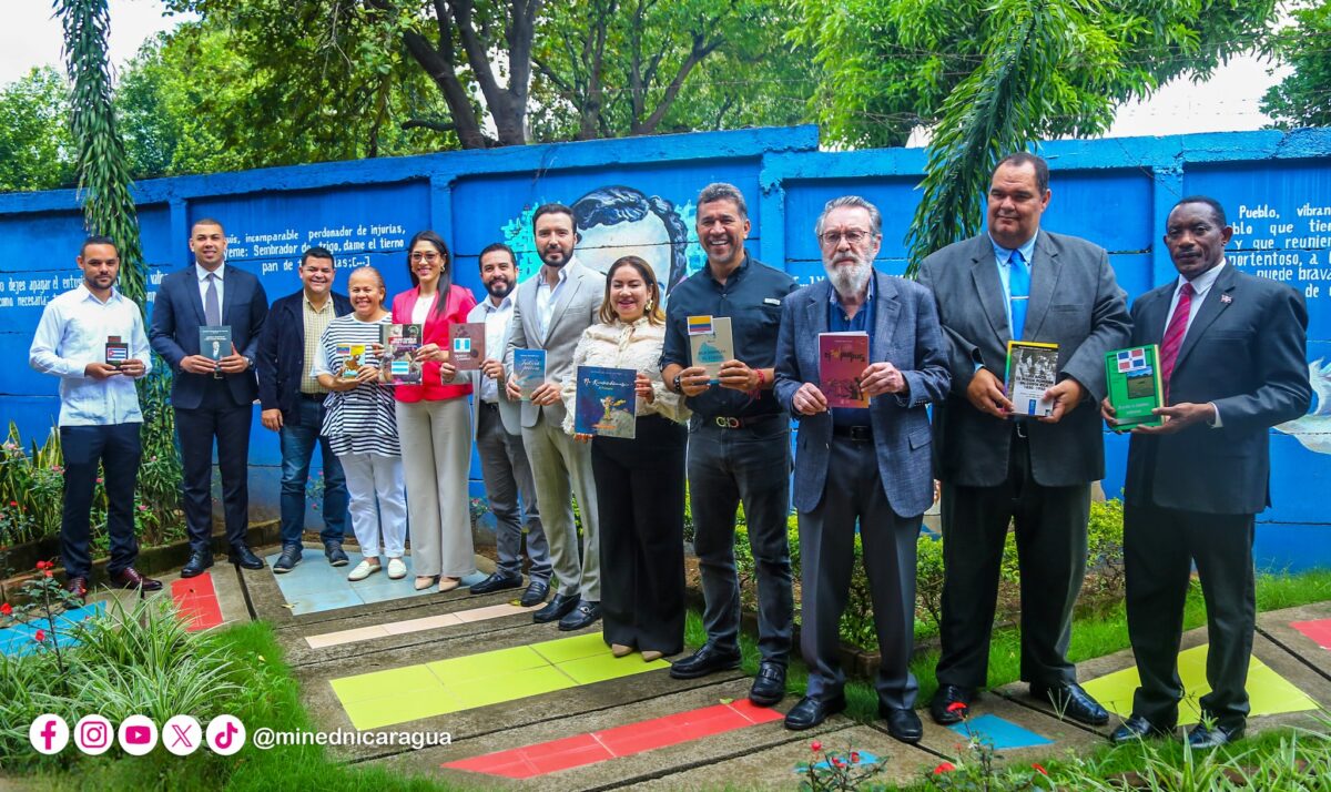 Embajadores GRULAC donan valiosos libros y novelas al MINED Managua. Radio La Primerísima