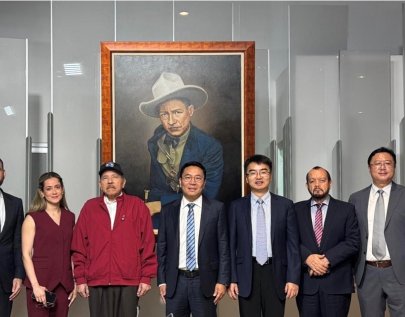 Daniel sostiene encuentro con representante de Huawei Managua. Consejo de Comunicación y Ciudadanía